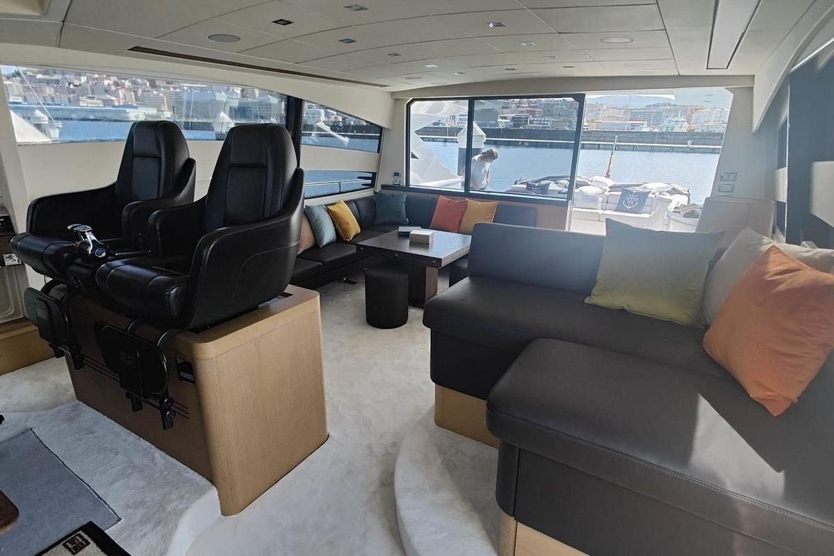 2010 Pershing 73 