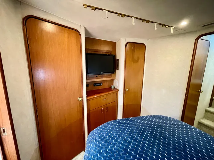  Yacht Photos Pics Interior cabin of 2000 Ocean Yachts 43 Super Sport with TV and wooden cabinetry.
