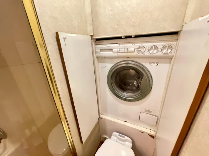  Yacht Photos Pics Compact laundry area in 2000 Ocean Yachts 43 Super Sport boat.