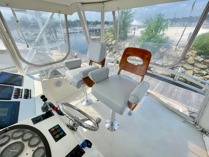  Yacht Photos Pics Interior of 2000 Ocean Yachts 43 Super Sport with helm and seating.