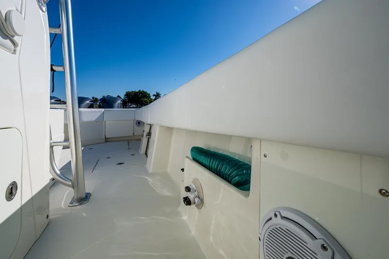  Yacht Photos Pics 2017 SeaVee 390Z boat deck with clear blue sky background.
