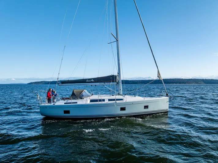 Dragon Fly Yacht Photos Pics Sailing yacht Hanse 418, 2019 model, cruising on open water under clear blue skies.