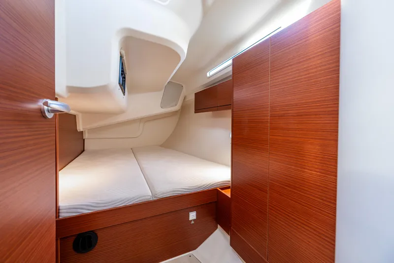 Dragon Fly Yacht Photos Pics 2019 Hanse 418 yacht cabin with wooden interior and cozy bed.