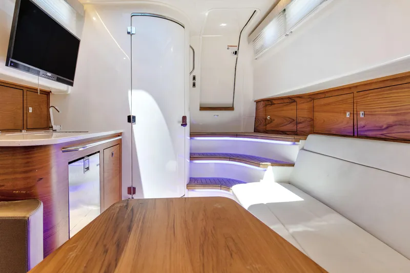 Da Wetta Da Betta Yacht Photos Pics 2021 Boston Whaler 420 Outrage Da Wetta Da Betta Cabin