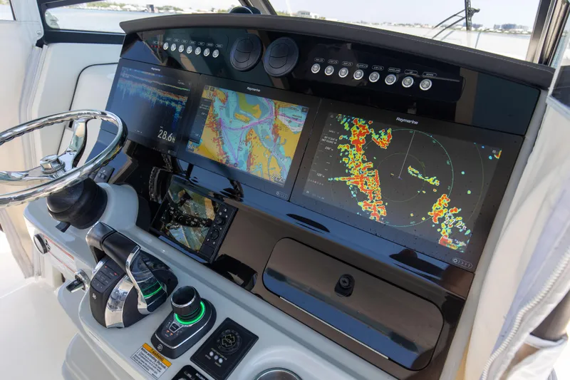 Da Wetta Da Betta Yacht Photos Pics 2021 Boston Whaler 420 Outrage _Da_ Wetta Da_ Betta_ Electronics