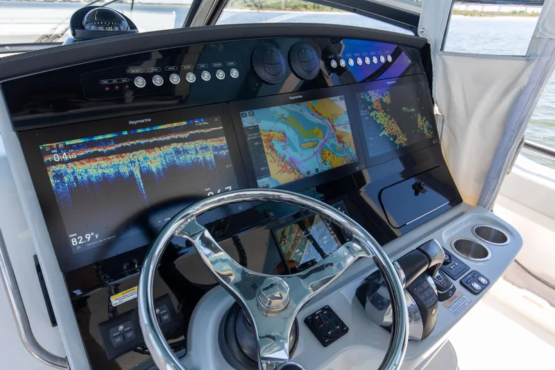 Da Wetta Da Betta Yacht Photos Pics 2021 Boston Whaler 420 Outrage _Da_ Wetta Da_ Betta_ Electronics