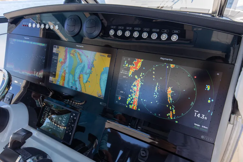 Da Wetta Da Betta Yacht Photos Pics 2021 Boston Whaler 420 Outrage _Da_ Wetta Da_ Betta_ Electronics