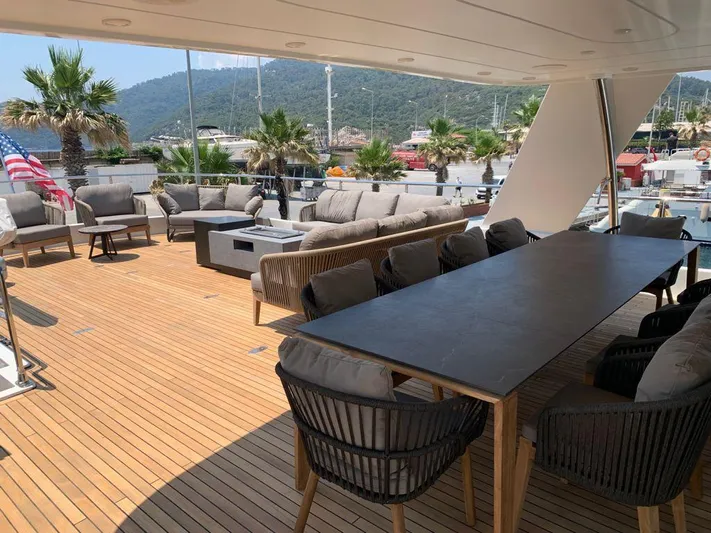 Ariana Yacht Photos Pics 2007 MENGI YAY