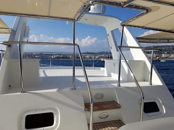 Ariana Yacht Photos Pics 