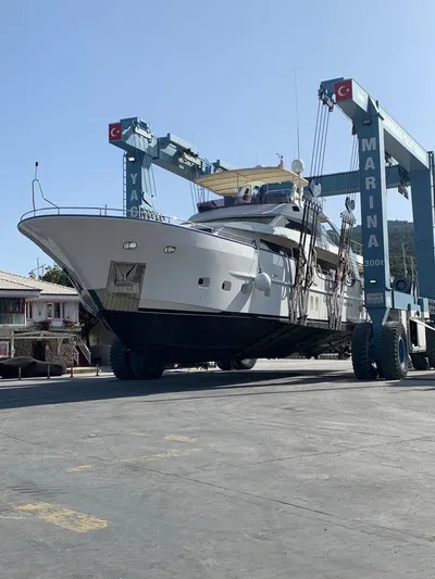 Ariana Yacht Photos Pics 2007 MENGI YAY