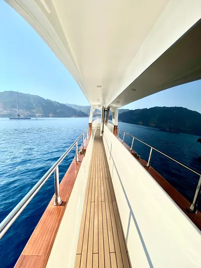 Ariana Yacht Photos Pics 