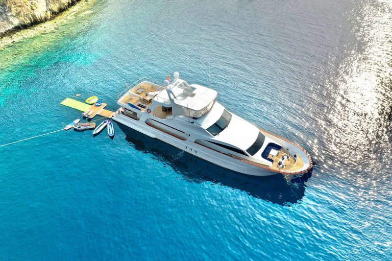 Ariana Yacht Photos Pics 