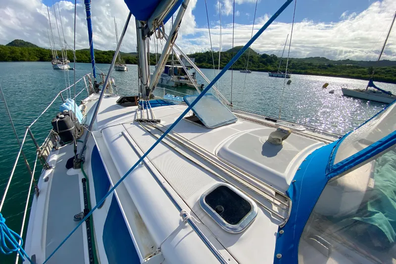  Yacht Photos Pics Sailboat Hunter 41 DS 2006 on calm water, featuring a sleek deck and vibrant blue accents.