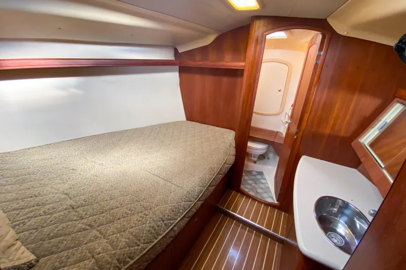  Yacht Photos Pics 2006 Hunter 41 DS yacht cabin with bed, sink, and bathroom.