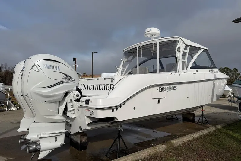 Untethered Yacht Photos Pics 2020 Everglades 340 Dual Console boat with Yamaha XTO engine on display.
