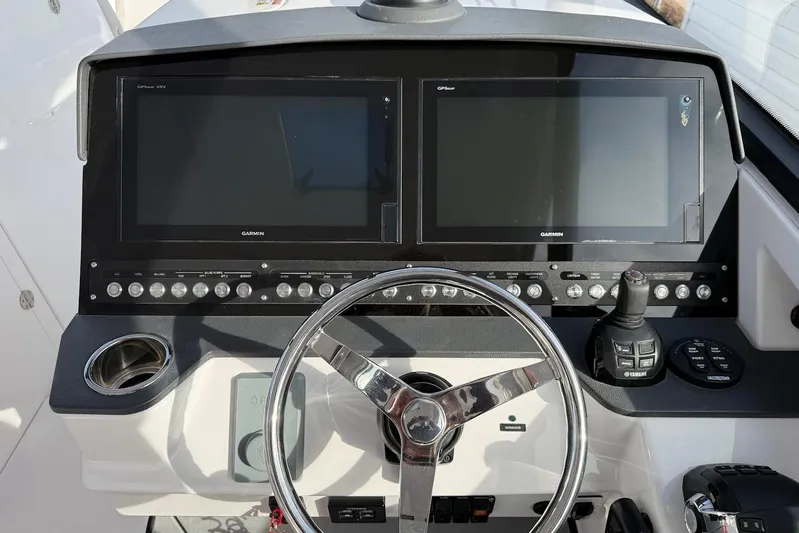Untethered Yacht Photos Pics Helm of 2020 Everglades 340 Dual Console with dual Garmin displays and controls.