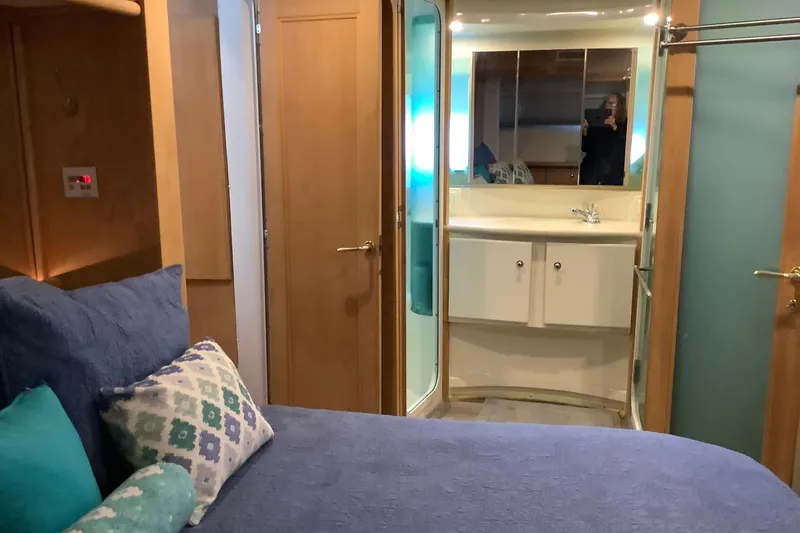 Sea Fox Yacht Photos Pics Interior of 1997 Carver 500 Cockpit Motor Yacht with cozy bedroom and ensuite bathroom.