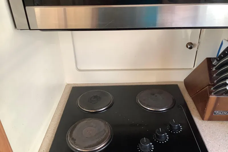 Sea Fox Yacht Photos Pics 1997 Carver 500 Cockpit Motor Yacht kitchen with electric stove and knife set.