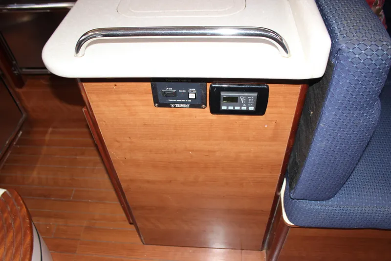  Yacht Photos Pics 2014 Hunter 33 yacht interior with control panel and seating area.