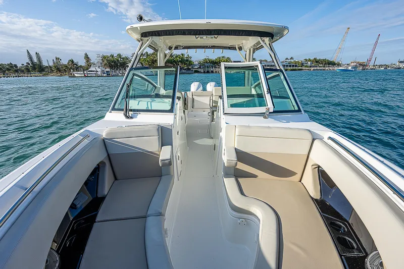  Yacht Photos Pics 2021 Boston Whaler 280 Vantage boat on water, featuring spacious seating and sleek design.