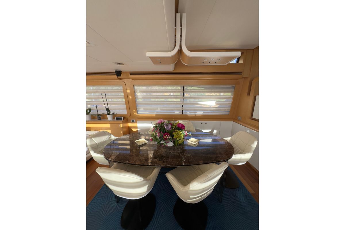 2010 Ferretti Yachts 81 