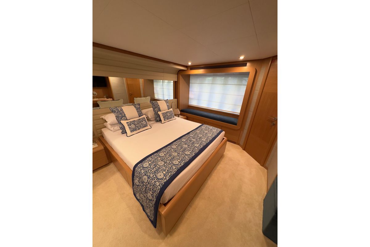 2010 Ferretti Yachts 81 