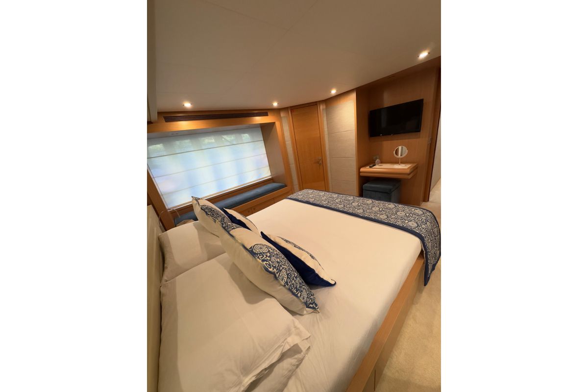 2010 Ferretti Yachts 81 