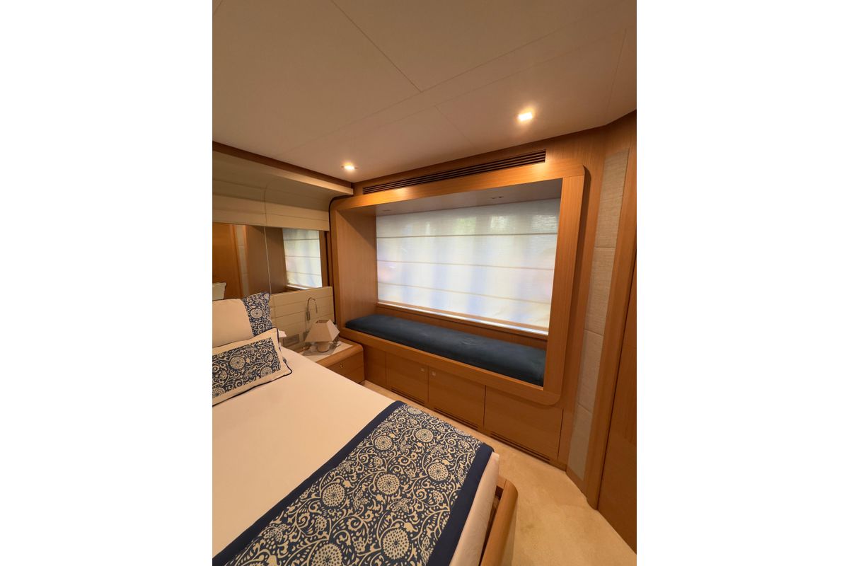 2010 Ferretti Yachts 81 