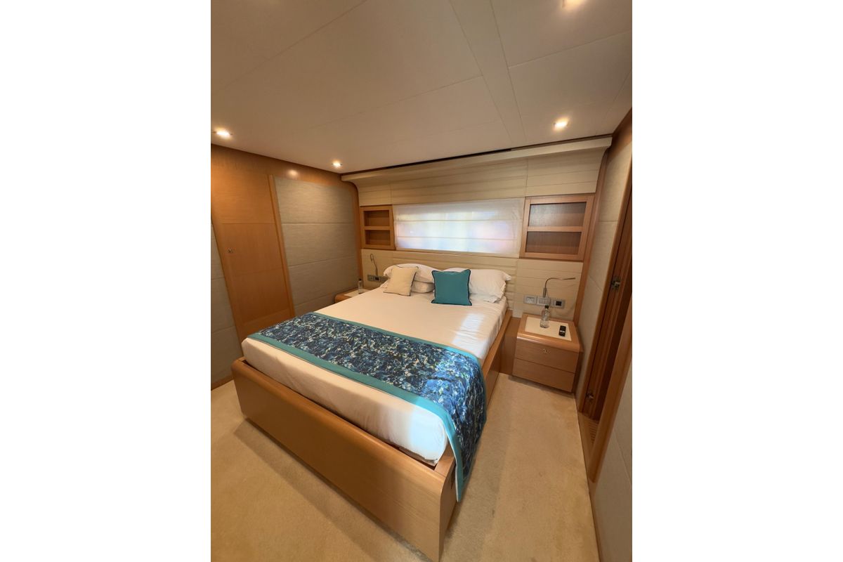 2010 Ferretti Yachts 81 