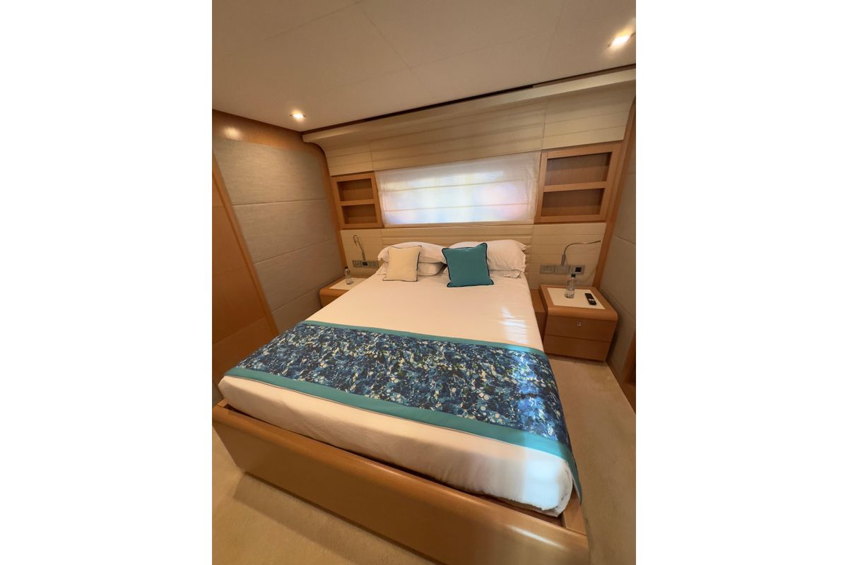 2010 Ferretti Yachts 81 