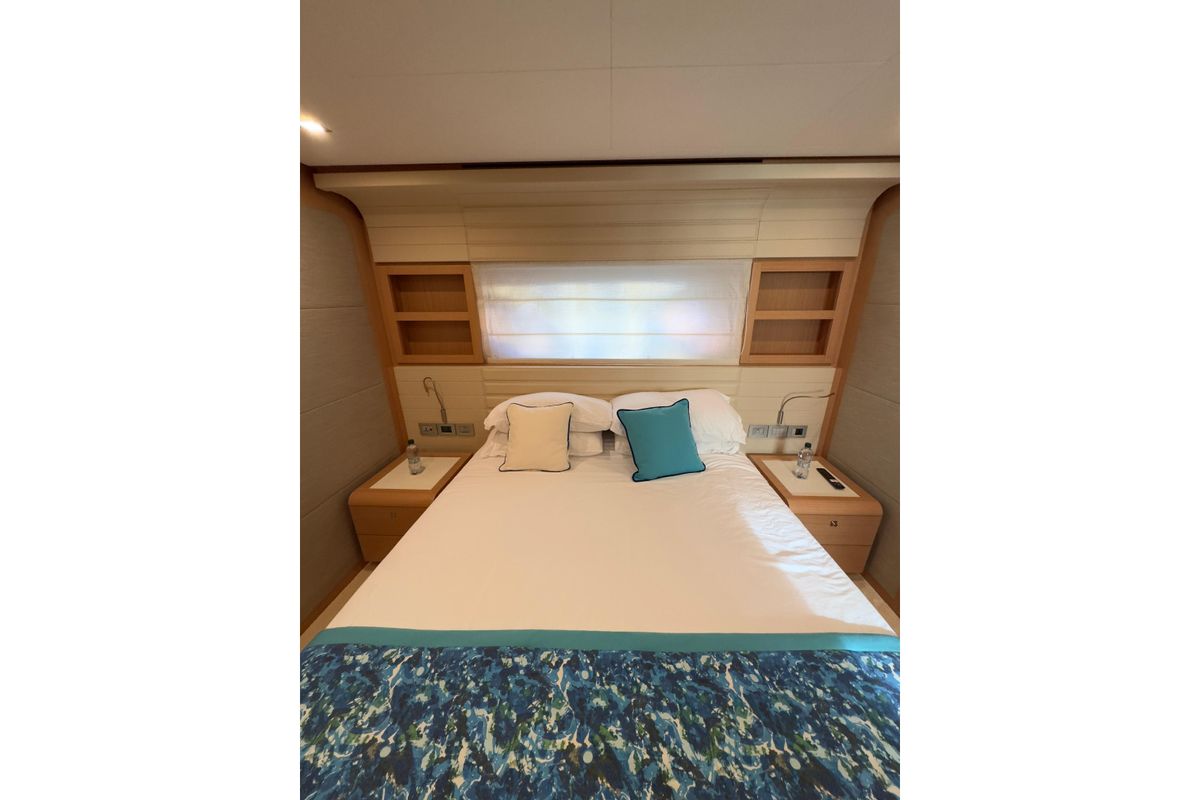 2010 Ferretti Yachts 81 