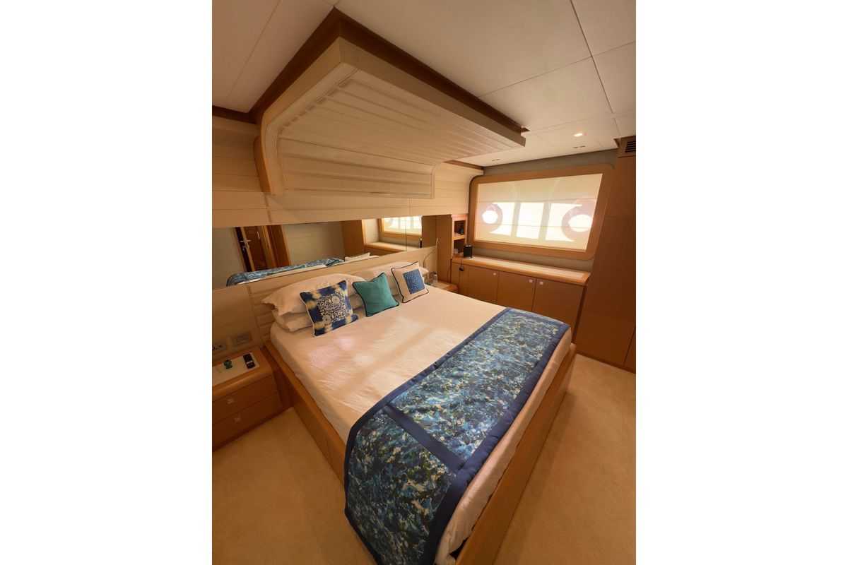 2010 Ferretti Yachts 81 