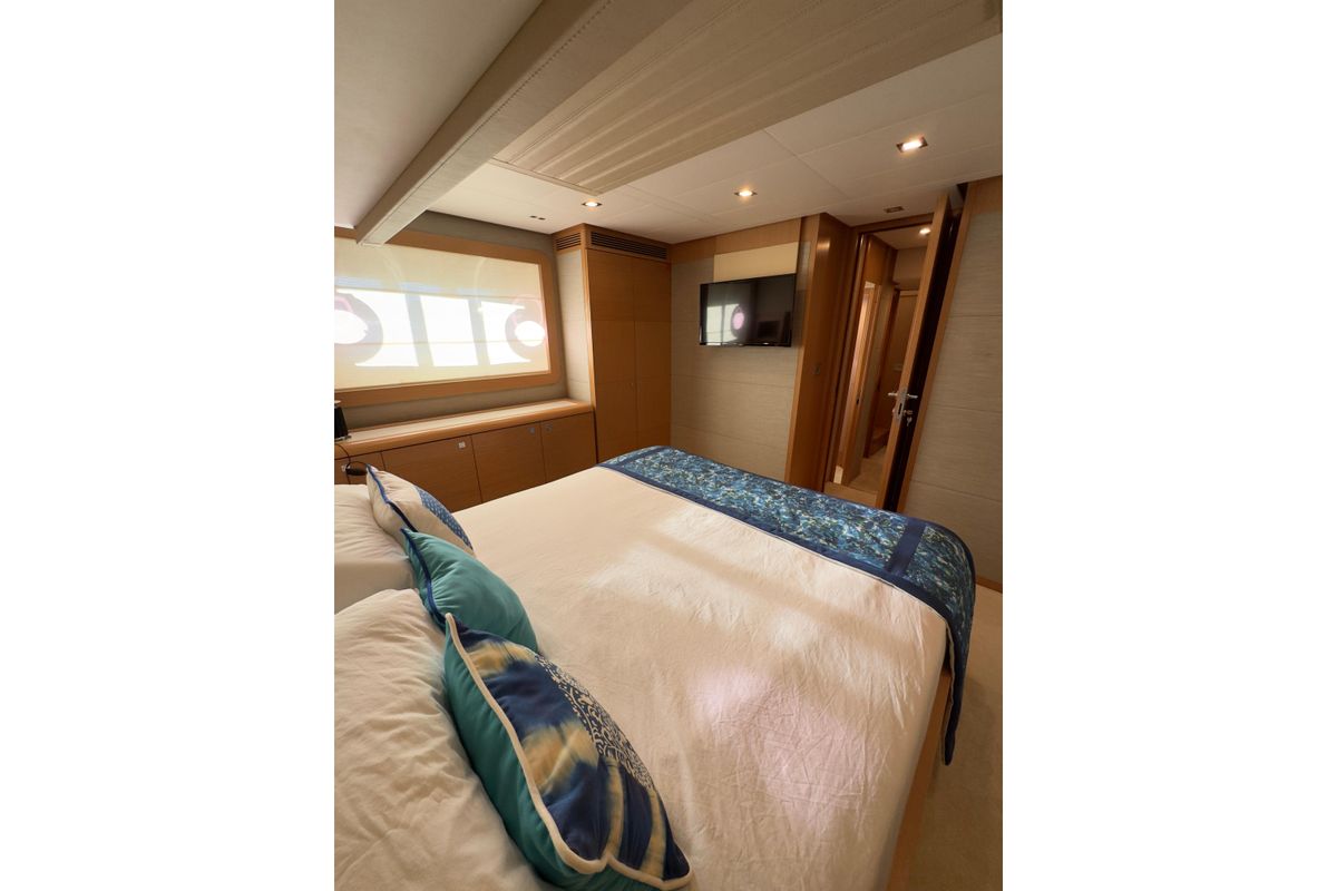 2010 Ferretti Yachts 81 