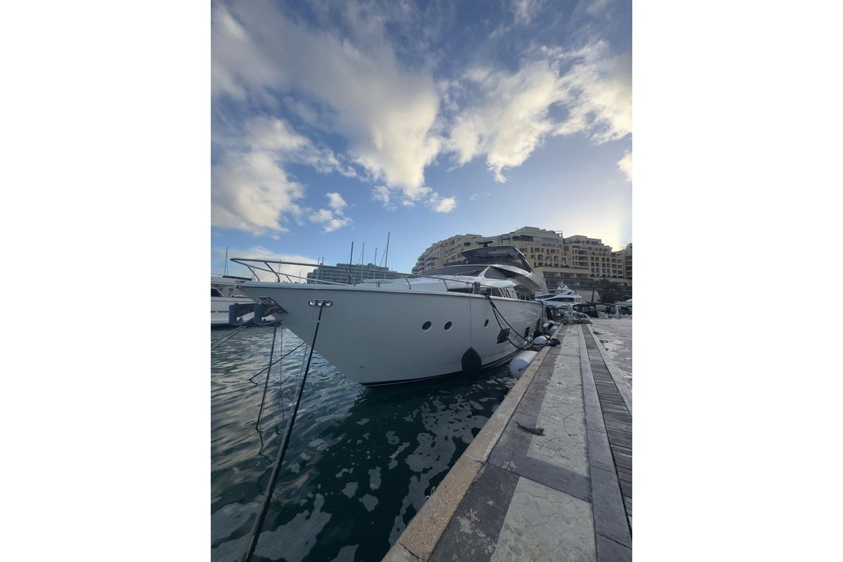 2010 Ferretti Yachts 81 
