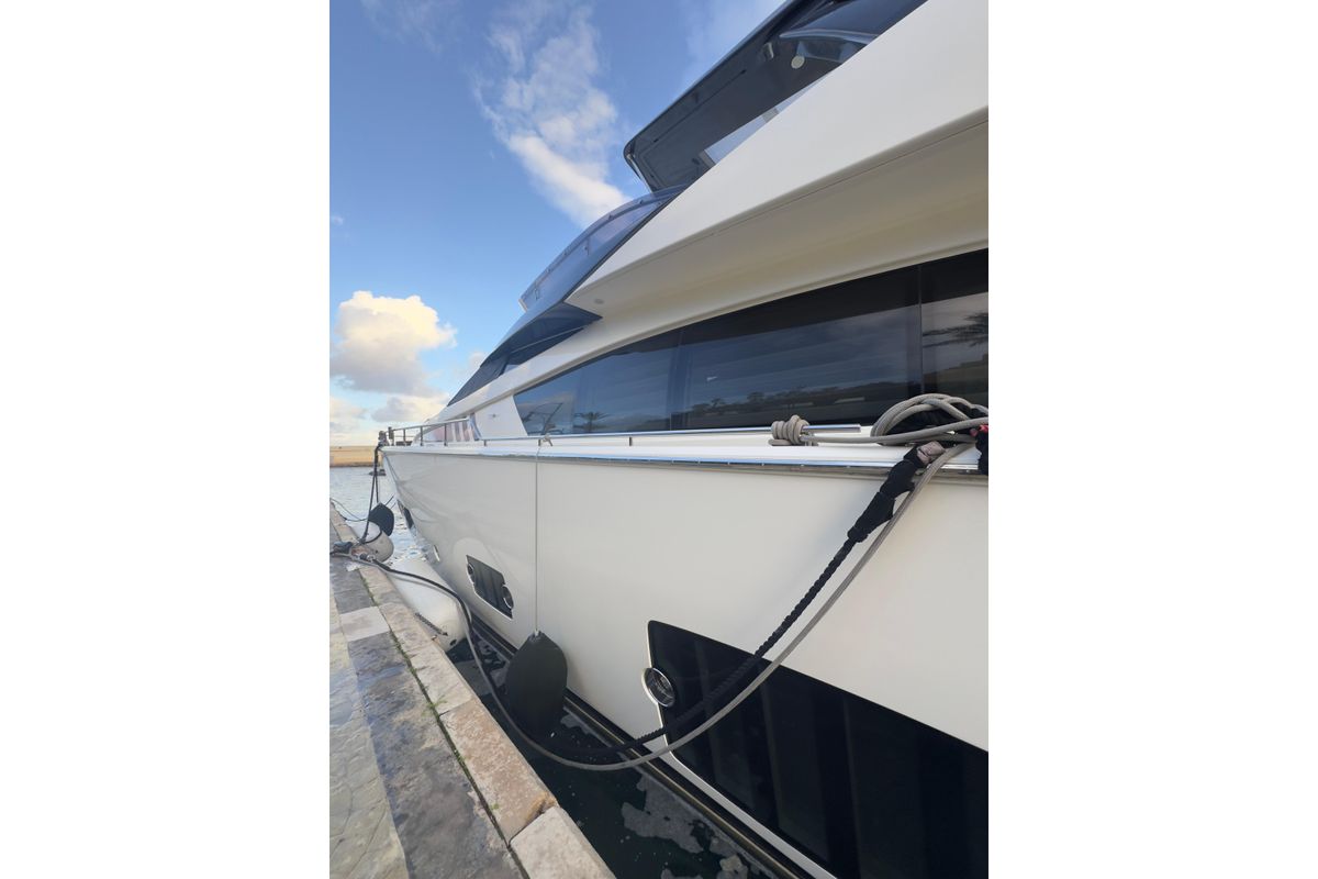2010 Ferretti Yachts 81 