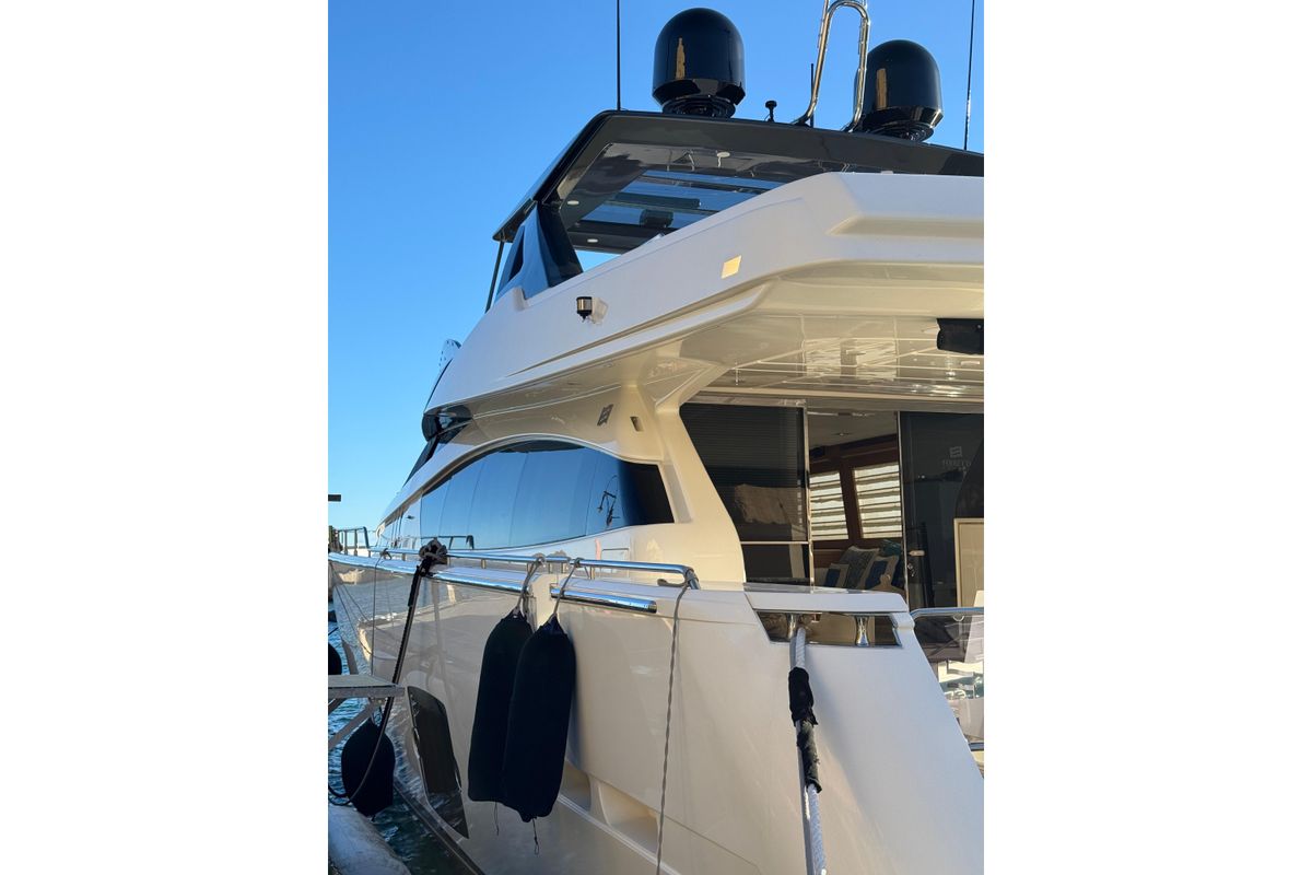 2010 Ferretti Yachts 81 