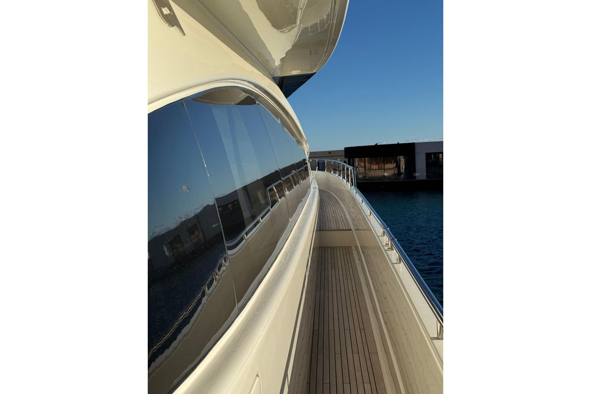 2010 Ferretti Yachts 81 