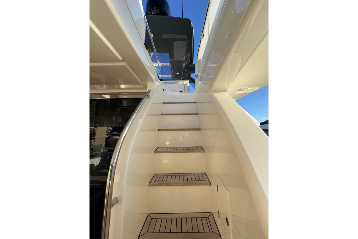 2010 Ferretti Yachts 81 