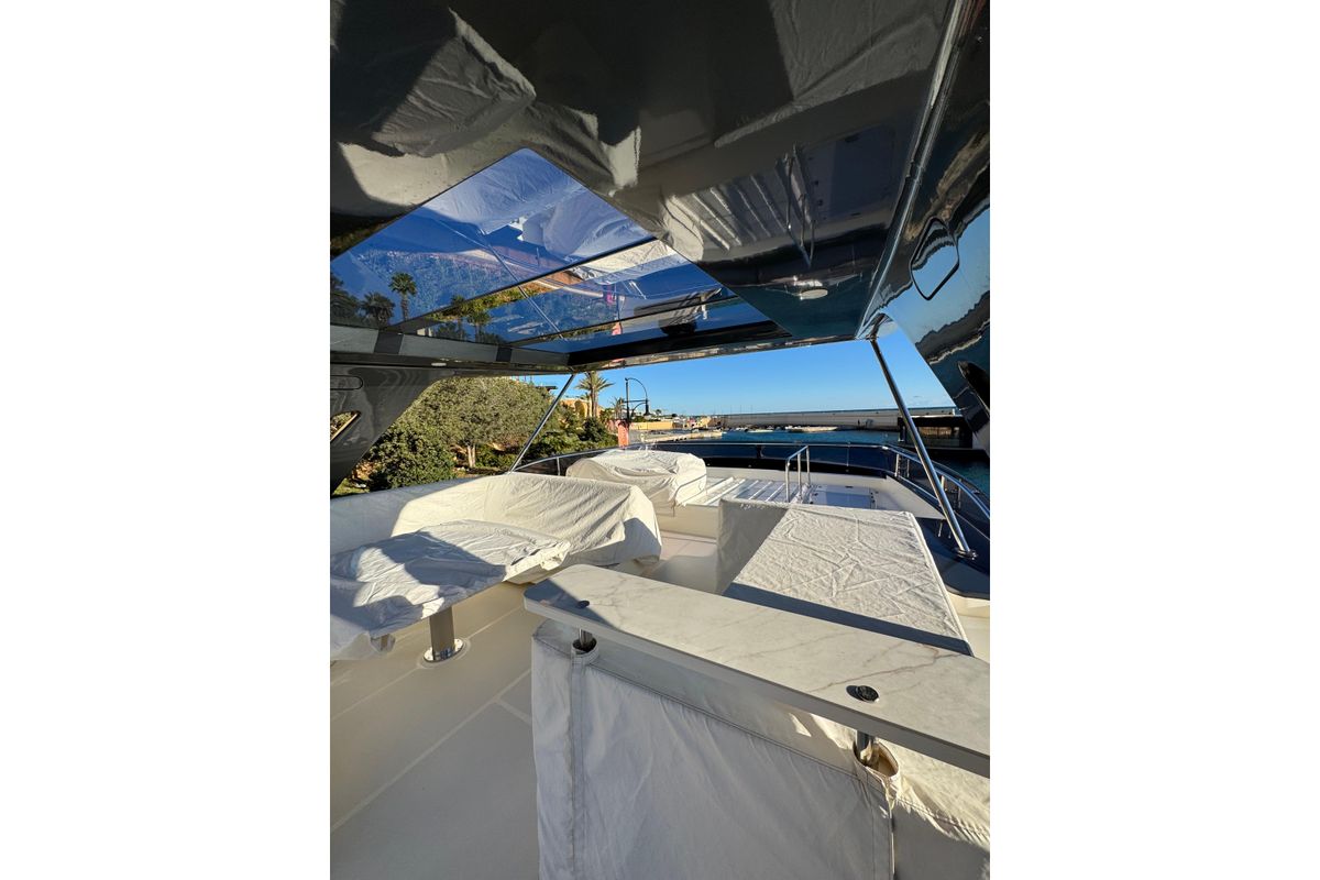 2010 Ferretti Yachts 81 