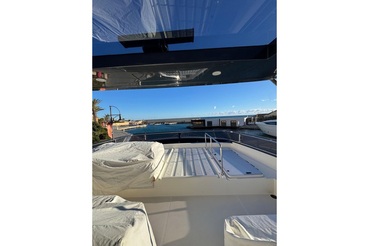 2010 Ferretti Yachts 81 