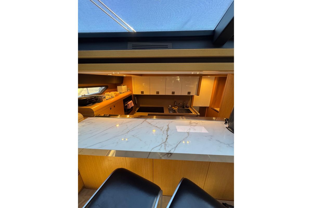 2010 Ferretti Yachts 81 