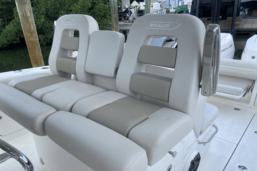 2024 Boston Whaler 330 Outrage