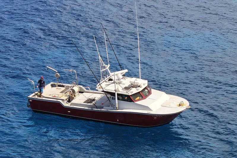  Yacht Photos Pics Custom Hoku 40 boat, 2018 model, cruising on clear blue ocean waters.