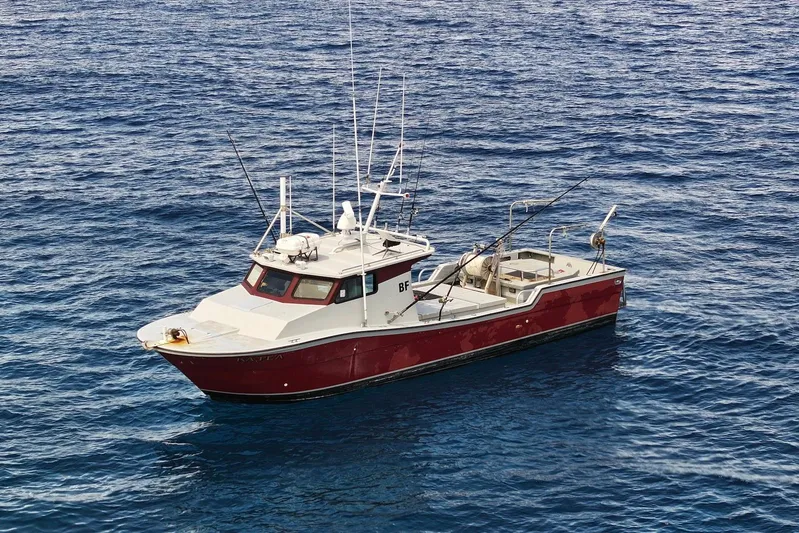  Yacht Photos Pics Custom Hoku 40 boat from 2018 on open sea, featuring fishing equipment.