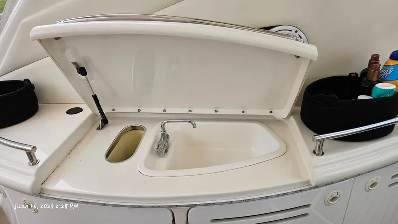 Dolce Vita Yacht Photos Pics 1999 Sea Ray 540 Sundancer yacht sink and countertop with storage baskets.