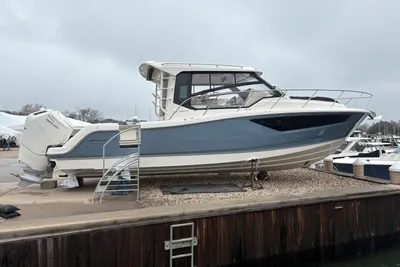 Boston Whaler 365 Conquest