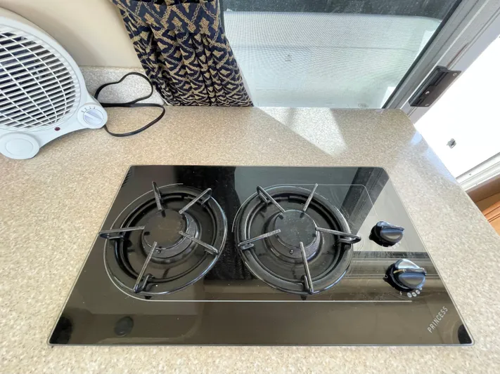  Yacht Photos Pics Two-burner stovetop on 2003 Meridian 341 Sedan yacht kitchen counter.