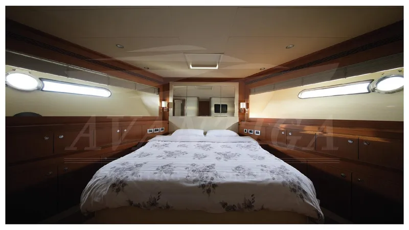  Yacht Photos Pics FERRETTI ALTURA 840