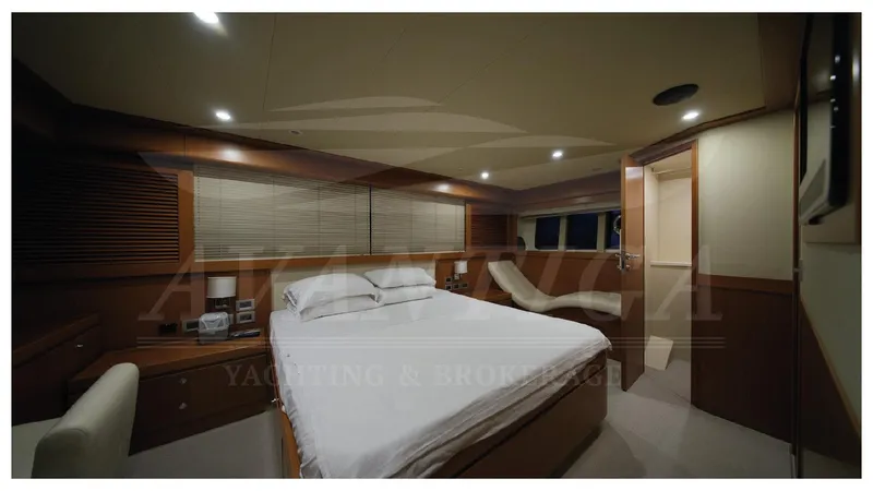  Yacht Photos Pics FERRETTI ALTURA 840