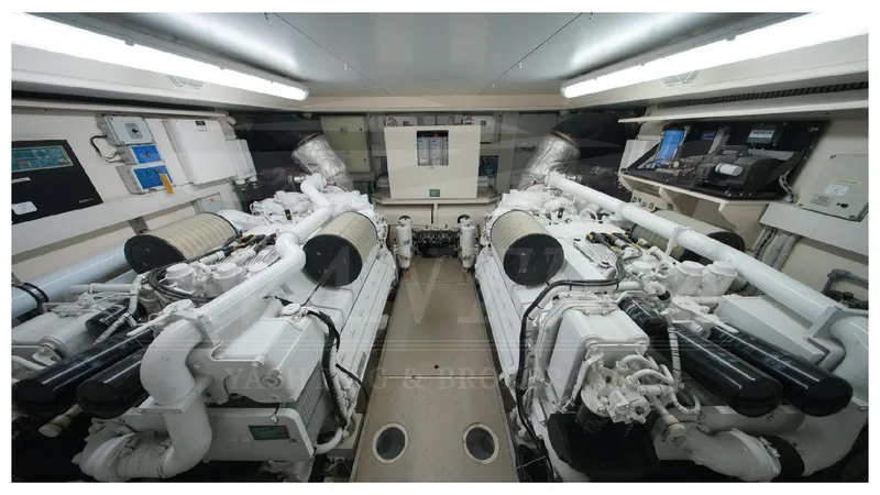  Yacht Photos Pics FERRETTI ALTURA 840